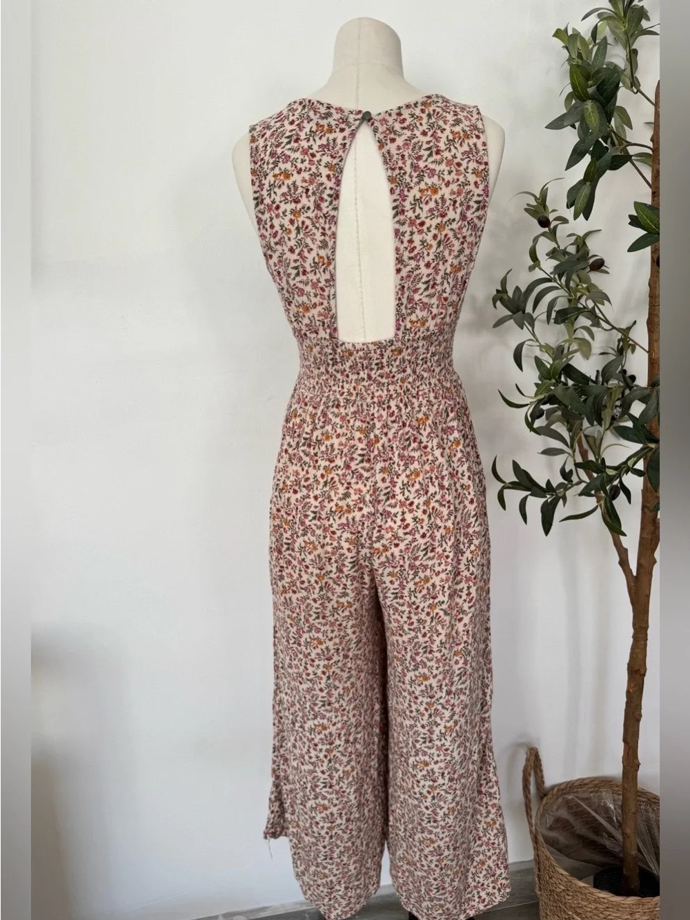 American Eagle Outfitters Blush Floral V-Neck Wide-Leg Jumpsuit - Picture 3 of 12